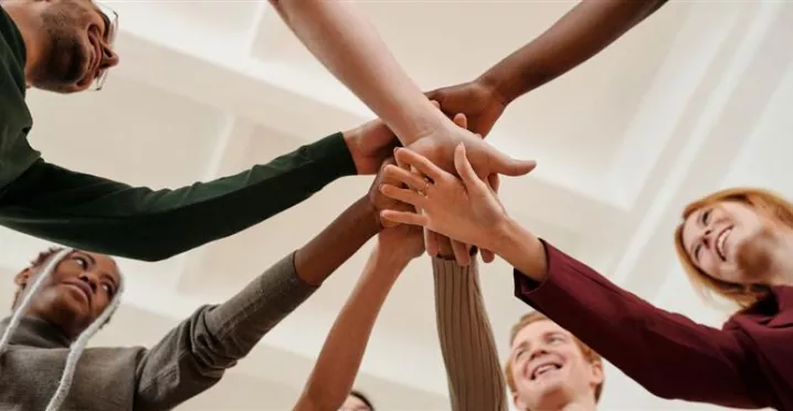 Grupo de colaboradores motivados y felices