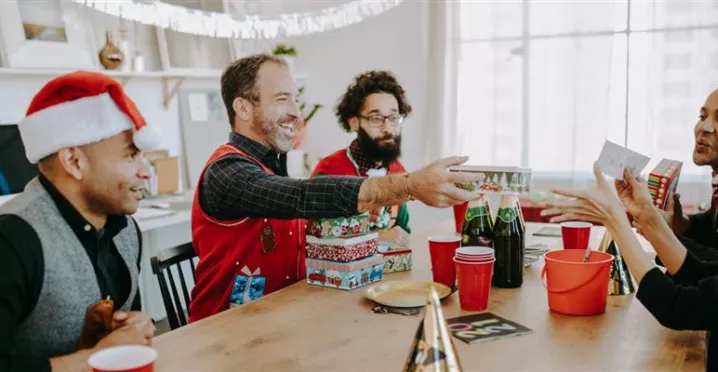 Trabajadores intercambiando regalos de su amigo secreto en la oficina