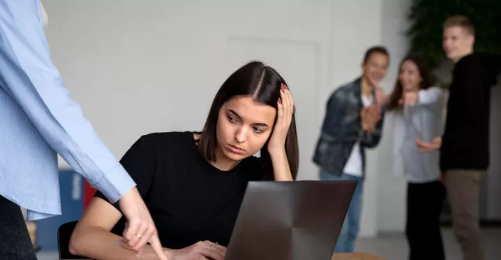 Joven trabajadora sufre discriminación laboral