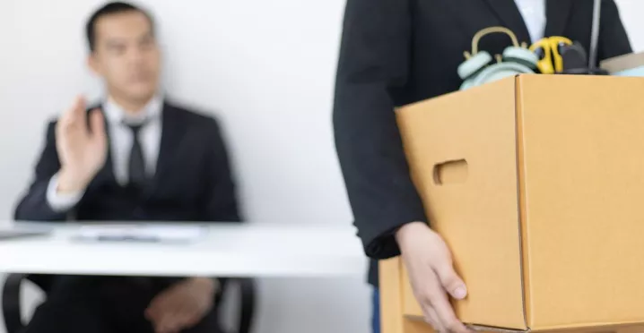 Trabajador juntando sus cosas en una caja luego de renunciar a su empleo