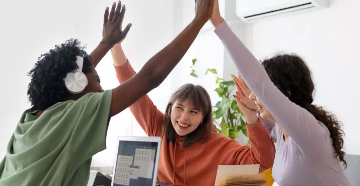 Trabajadores festejando porque tienen la libertad de elegir sus beneficios laborales