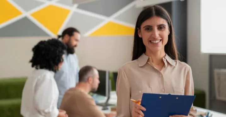 reclutadora de recursos humanos evalúa qué buscan los profesionales calificados de Perú para mantenerse en un empleo