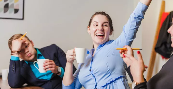 Trabajadores en Perú celebrando que su empresa optimizó su estrategia de beneficios corporativos