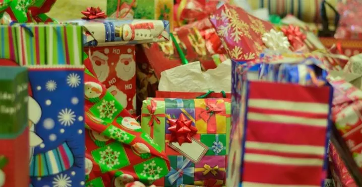 Cajas de regalos envueltos en papel con motivo navideño