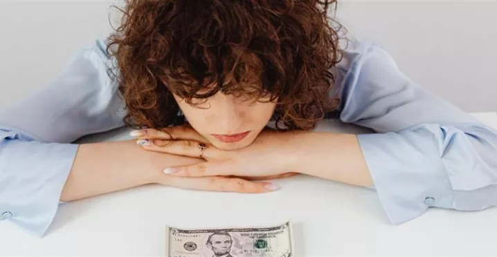 Colaborador preocupado por su situación financiera en el entorno laboral