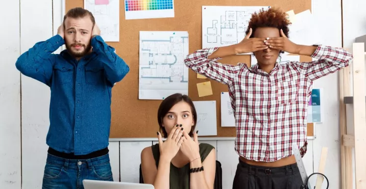 Colaboradores representando la falta de comunicación interna en la empresa, inspirados en la metáfora de los tres monos sabios