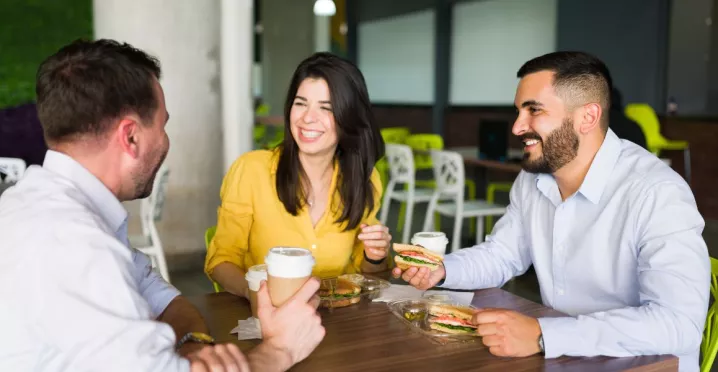 Colaboradores compartiendo el almuerzo que pagaron con su tarjetas de alimentos peru