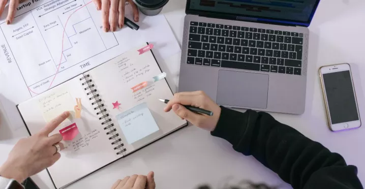 Personas organizando el trabajo en equipo y planificando tareas en oficina