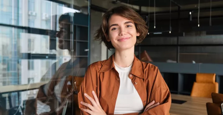 Colaboradora joven en oficina corporativa en Perú, reflejando la nueva visión sobre trabajos para jóvenes y el trabajo en la actualidad.