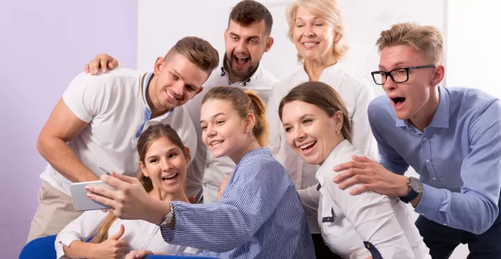 Jóvenes profesionales en Perú compartiendo en equipo en un entorno laboral moderno y flexible