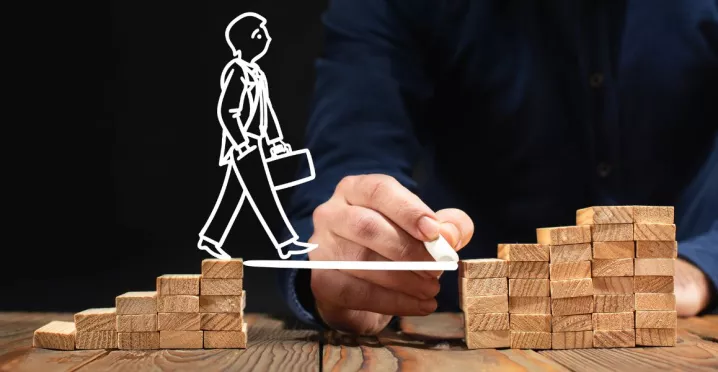 Plan de carrera profesional representado con crecimiento laboral y desarrollo del equipo