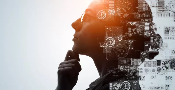 Profesional reflexionando sobre los impactos de la inteligencia artificial y los avances tecnológicos en el trabajo