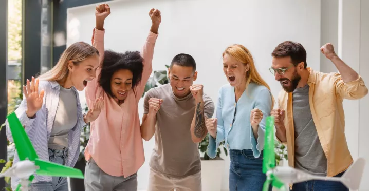 Colaboradores celebrando un gol durante una actividad del Mundial 2026 en la oficina, fortaleciendo el clima laboral y la motivación del equipo.