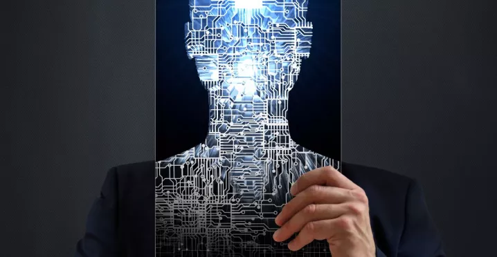 Profesional frente a una figura digital que representa la inteligencia artificial y las microcarreras.