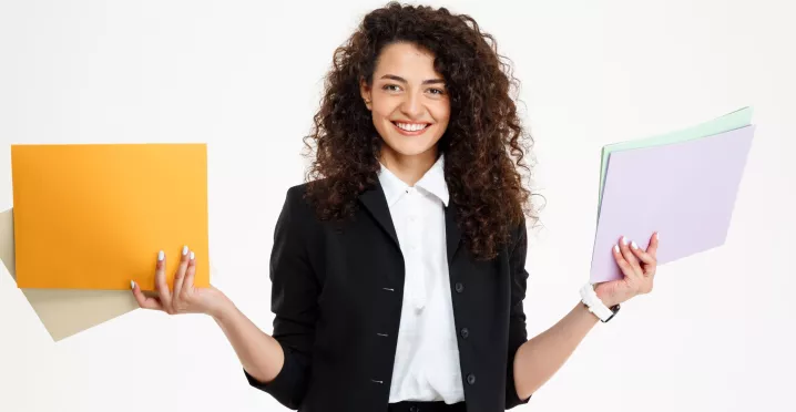 Mujer profesional sosteniendo varias carpetas, en referencia al pluriempleo y a trabajar en dos empresas a la vez en Perú.