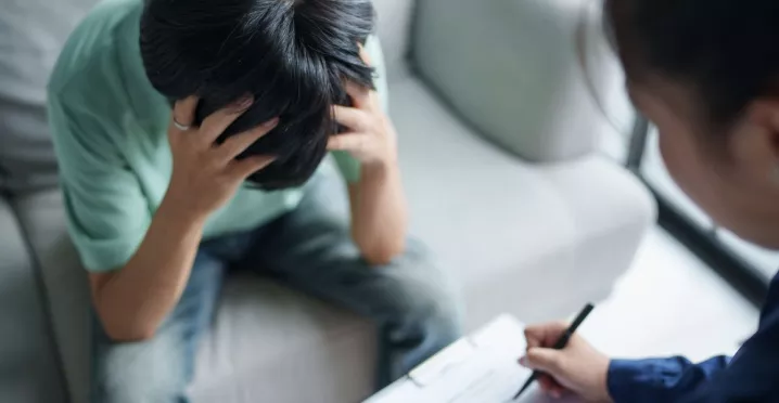 Persona recibe apoyo profesional para cuidar su salud mental en el trabajo en Perú