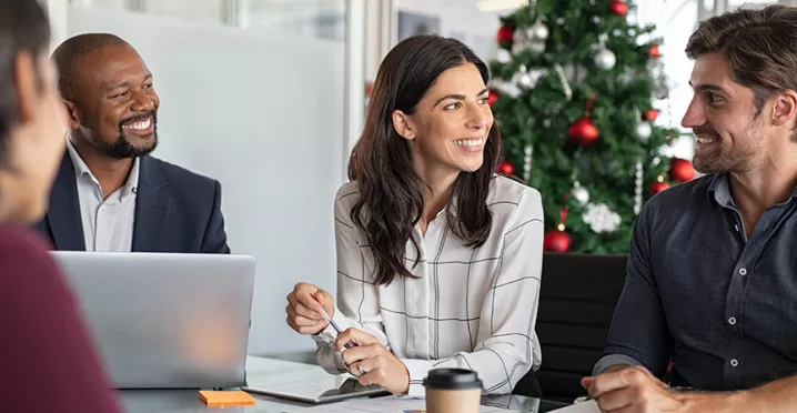 Equipo de Recursos Humanos planificando la Navidad en la empresa