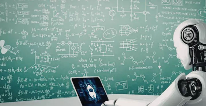 Robot frente a una computadora portátil y una pizarra con fórmulas y diagramas, en una ilustración sobre inteligencia artificial y aprendizaje.