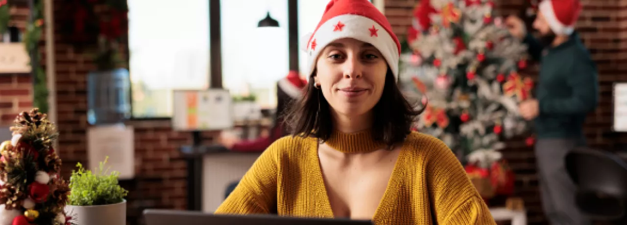 mujer navidad oficina