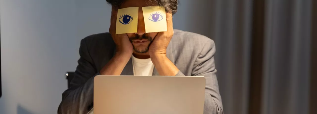 Trabajador insatisfecho en oficina desea beneficios laborales como tarjetas de alimentación y vales de combustible de Pluxee