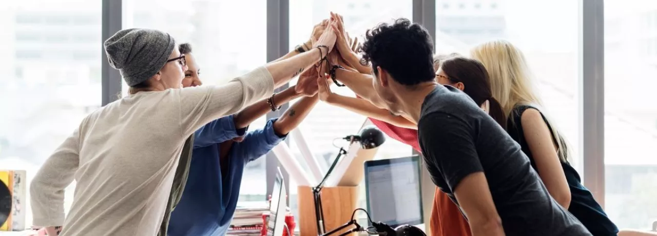 equipo de trabajo contento