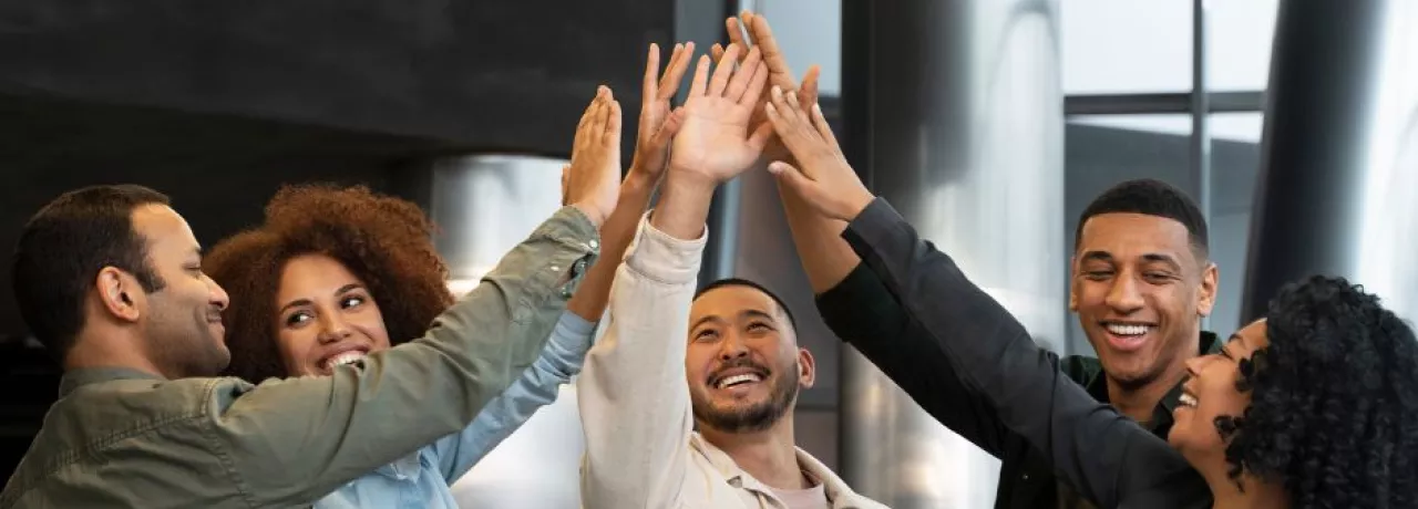 Grupo de colaboradores celebrando resultados del trabajo en equipo