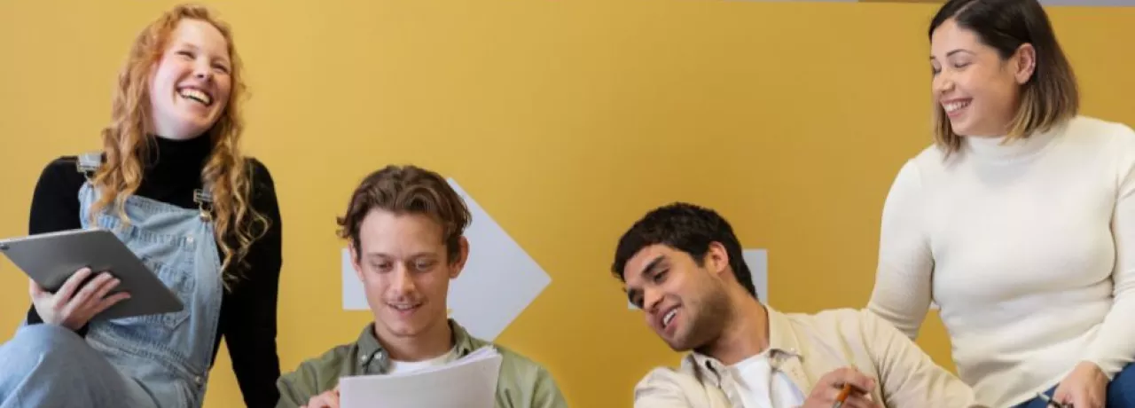 Grupo de empleados Millennials y Gen z haciendo co-working en su trabajo ideal
