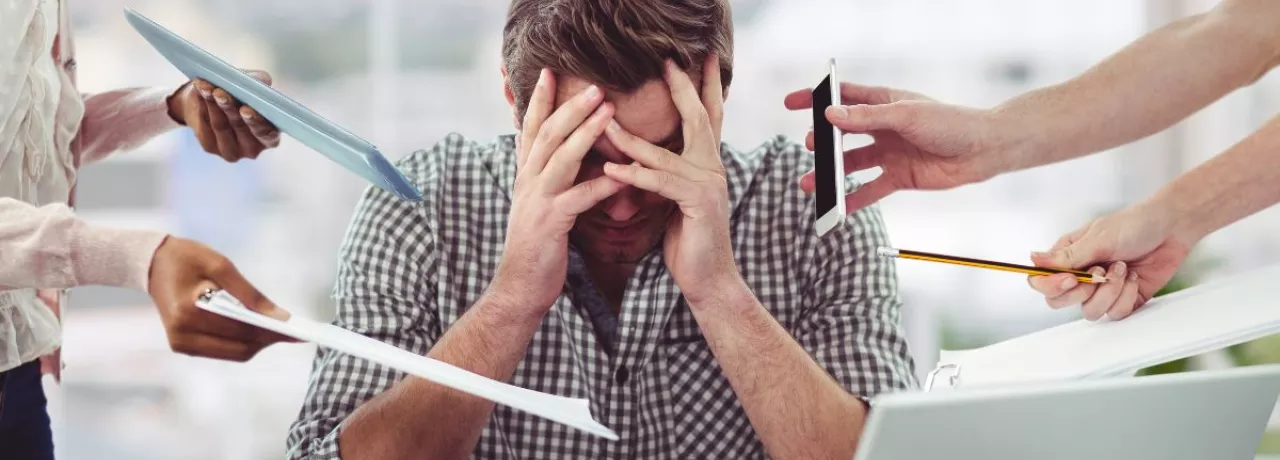 colaborador de Perú trabajando bajo estrés y sobrecarga laboral