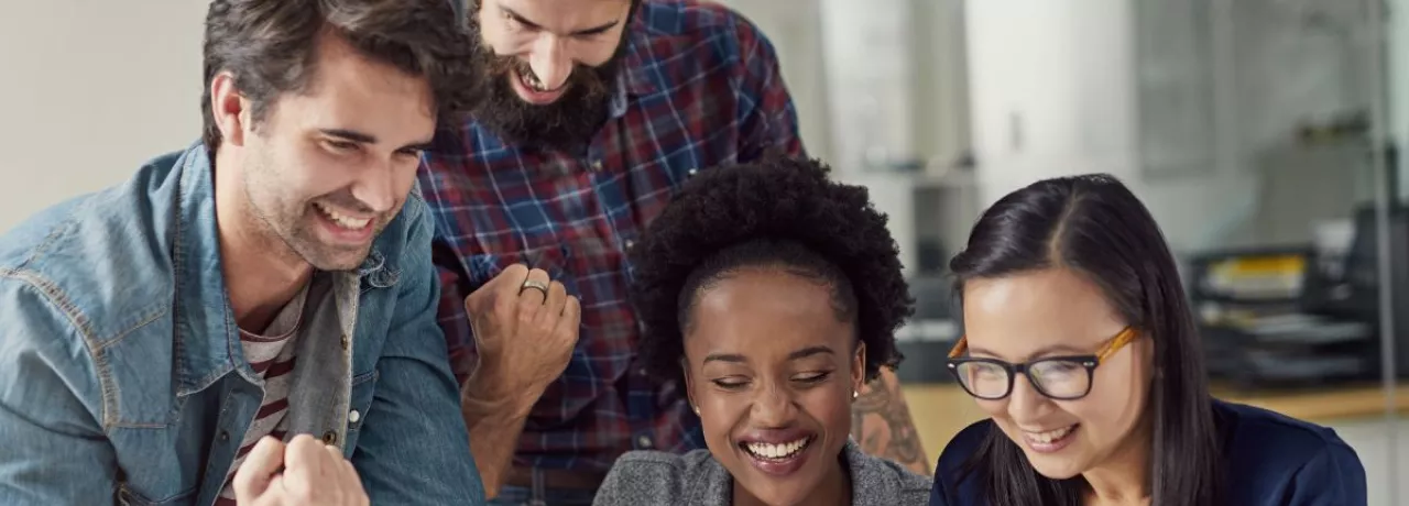 Colaboradores celebrando que externalizaron los beneficios corporativos en su empresa
