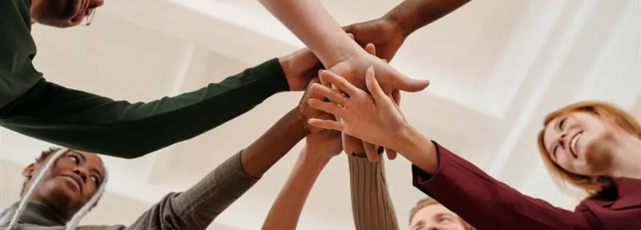 Grupo de colaboradores motivados y felices