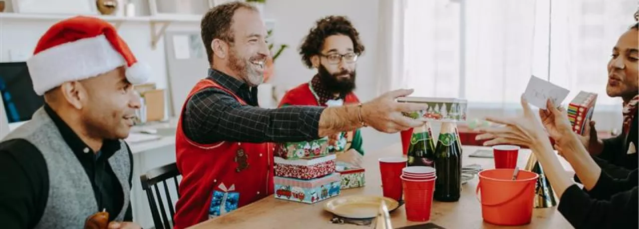 Trabajadores intercambiando regalos de su amigo secreto en la oficina