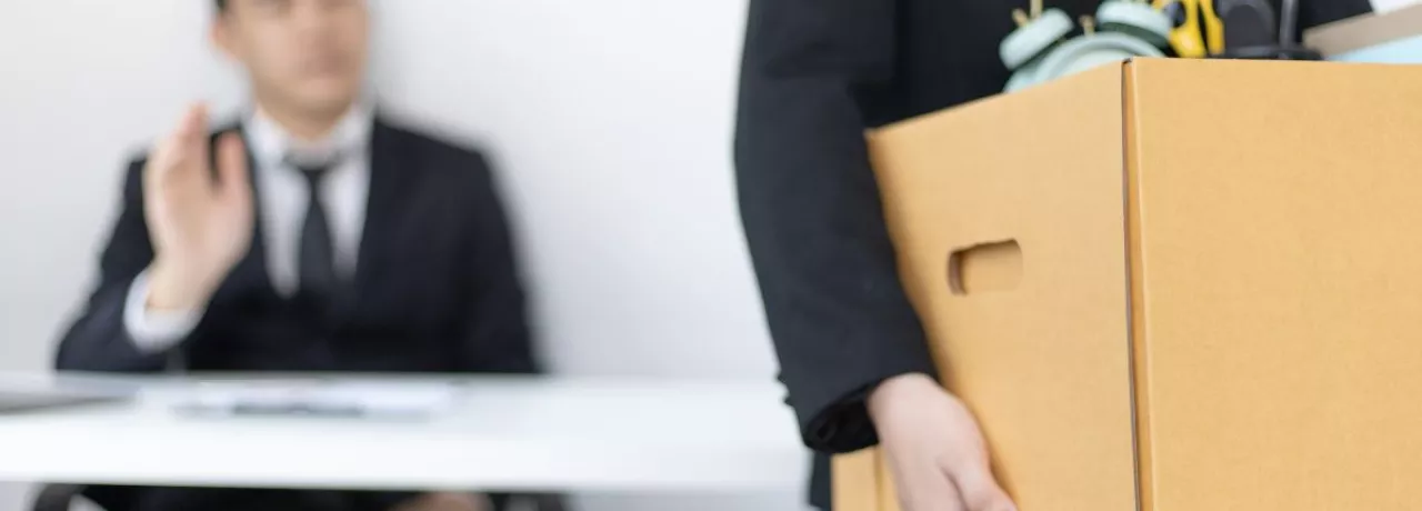 Trabajador juntando sus cosas en una caja luego de renunciar a su empleo