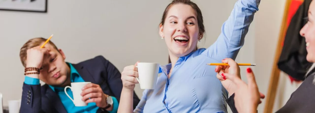 Trabajadores en Perú celebrando que su empresa optimizó su estrategia de beneficios corporativos