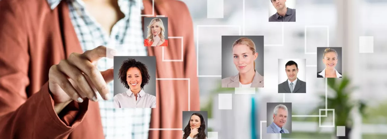 Persona de recursos humanos señalando una red de colaboradores conectados digitalmente, representando el mercado laboral en Perú 2025 y la gestión del talento.