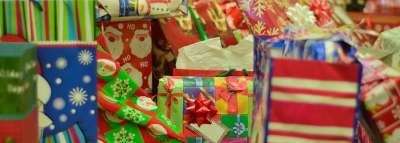 Cajas de regalos envueltos en papel con motivo navideño