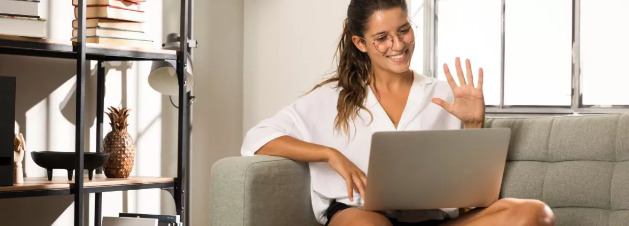 Persona trabajando desde casa en una videollamada, representando el modelo de trabajo híbrido y la flexibilidad laboral.
