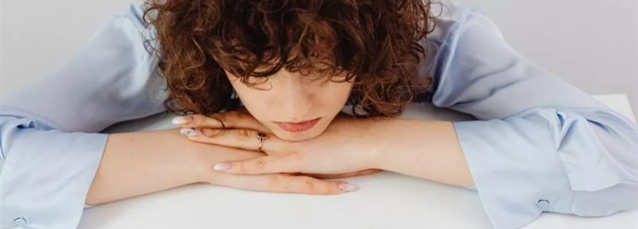 Colaborador preocupado por su situación financiera en el entorno laboral