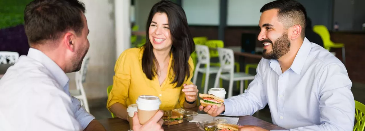 Colaboradores compartiendo el almuerzo que pagaron con su tarjetas de alimentos peru