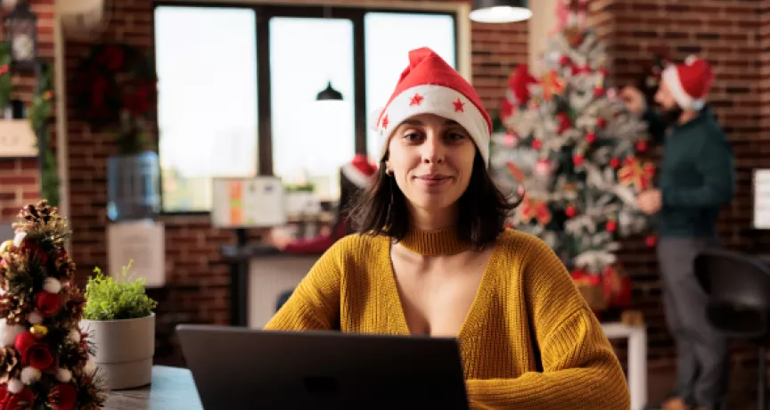 mujer navidad oficina