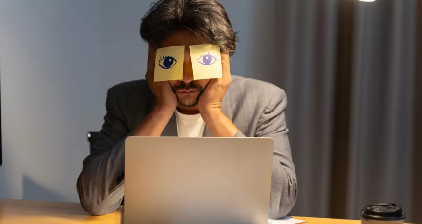 Trabajador insatisfecho en oficina desea beneficios laborales como tarjetas de alimentación y vales de combustible de Pluxee