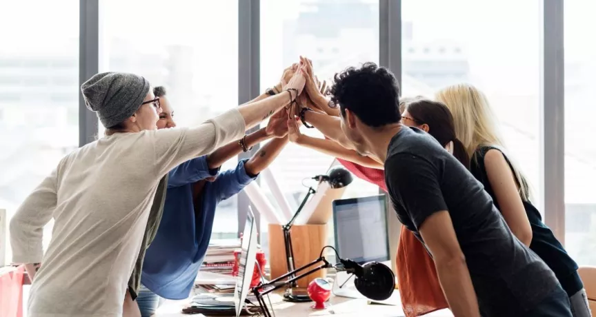 equipo de trabajo contento