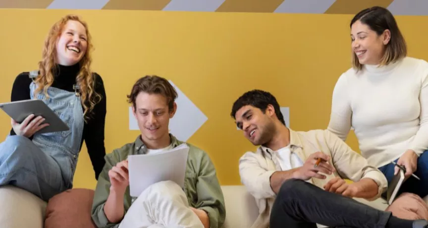 Grupo de empleados Millennials y Gen z haciendo co-working en su trabajo ideal