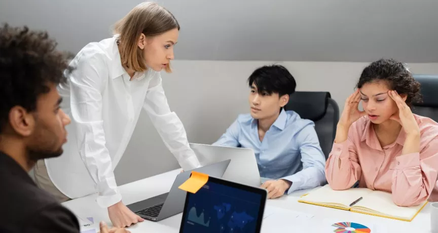 equipo de trabajo resolviendo un conflicto interno