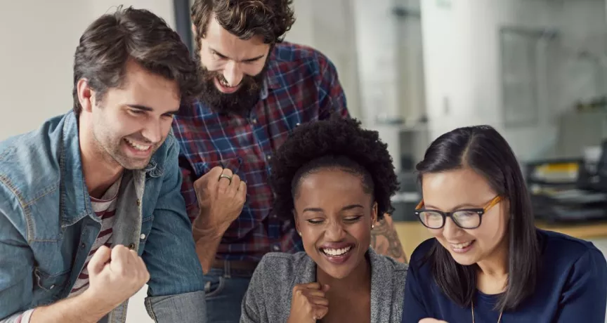Colaboradores celebrando que externalizaron los beneficios corporativos en su empresa
