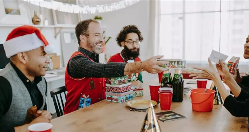 Trabajadores intercambiando regalos de su amigo secreto en la oficina