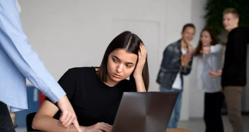 Joven trabajadora sufre discriminación laboral
