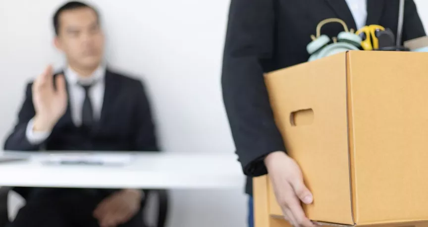 Trabajador juntando sus cosas en una caja luego de renunciar a su empleo