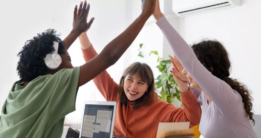 Trabajadores festejando porque tienen la libertad de elegir sus beneficios laborales