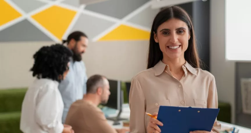 reclutadora de recursos humanos evalúa qué buscan los profesionales calificados de Perú para mantenerse en un empleo