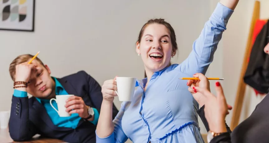 Trabajadores en Perú celebrando que su empresa optimizó su estrategia de beneficios corporativos